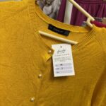Chompa Mujer Mostaza con Botones Perla Zara Talla S